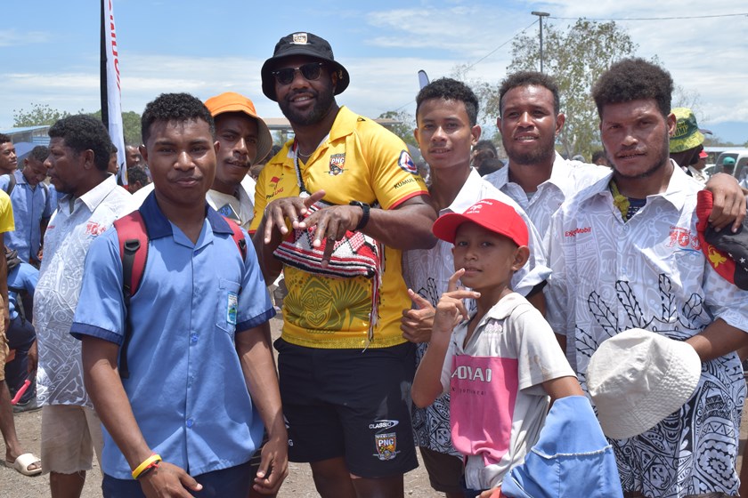 Jeremiah Simbiken with fans at Bogi, Lealea Village.