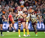 Crowd go wild for Oates in his try-scoring forward cameo