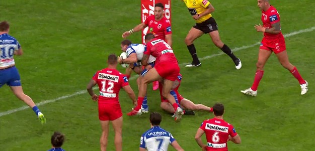 Elliott catches the Dragons defence on the back foot