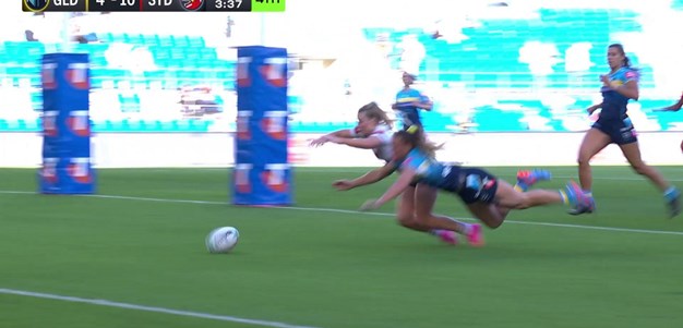 Tarryn Aiken scores a spectacular solo try