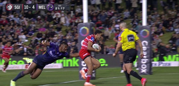 Tyrell Sloan off Ben Hunt's hip!