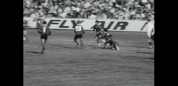 Bampton lays on a try for Phil Smith