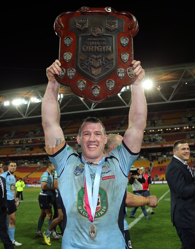 Paul Gallen raises the 2014 Origin shield.