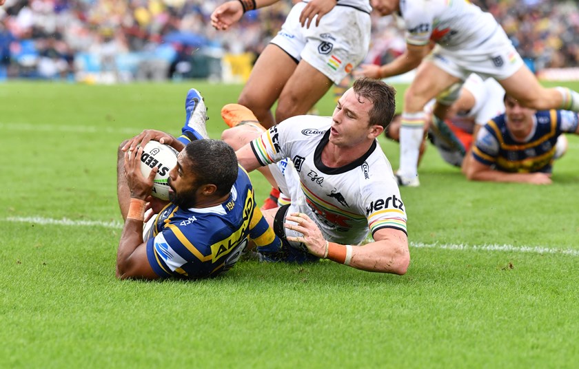 Michael Jennings eludes Dylan Edwards to score.