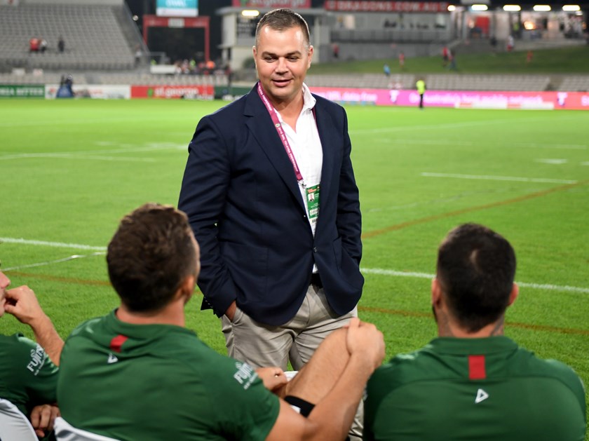 Anthony Seibold talks to Rabbitohs players during the 2018 season.