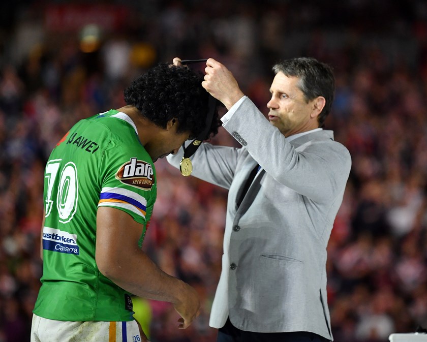 Sia Soliola receives the 2019 Ken Stephen Medal from Wayne Pearce.