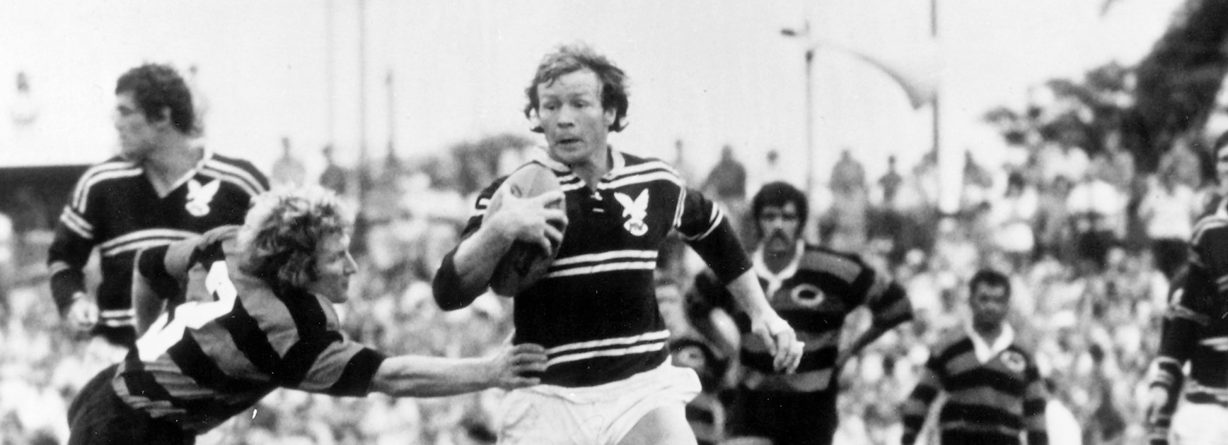 Fulton evades a tackle from North Sydney’s Mal McLachlan in a match at North Sydney Oval.