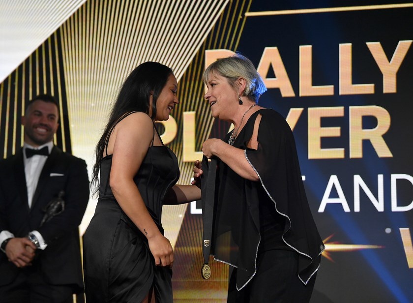 Tarsha Gale presents Raecene McGregor with the 2022 Dally M Medal.